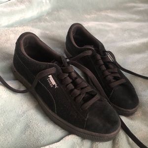 Suede Pumas 👟